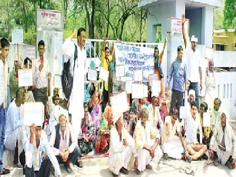 farmers protest outside of the DM's house