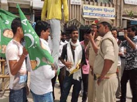 Burn the effigy of CM -seven detained , released