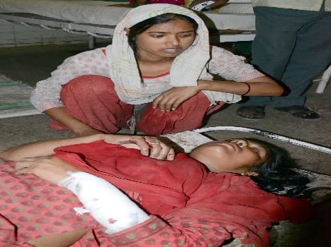 Dbangon to the injured woman and daughter