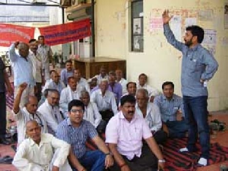 BSNL employees performing full shout