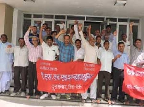 BSNL office employees perform their demanding.