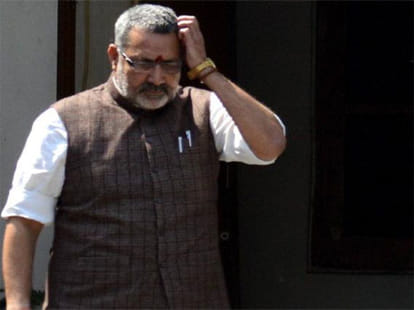 bihar assembly election 2015, giriraj singh voting on camera
