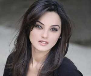 Pakistani Actress Sadia Refuses To Kiss Kapil Sharma