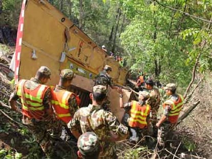 bus accident in nepal, 17 pilgrims