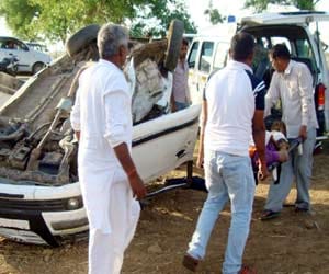 car crashed into a tree, killing two