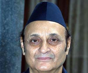 dr karan singh filed case against J&K govt, ask to return his property