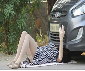 VIDEO: girl beneath a car on a roadside, watch people's reaction