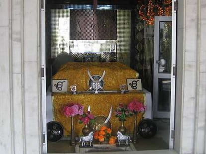 horse donated by devotee in gurudwara singh shaheedan sohana