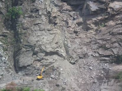 badrinath highway not open after two days.