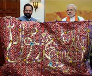 PM Modi offer chadar to Ajmer shrine.