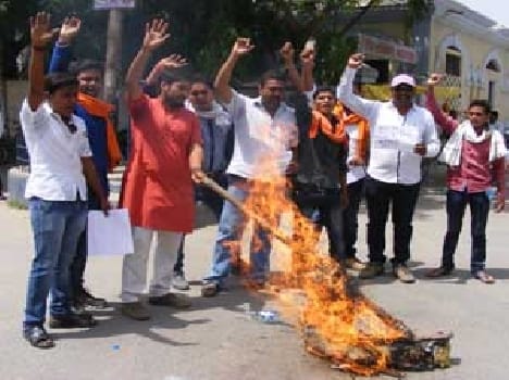 Delhi Chief Minister's effigy blew