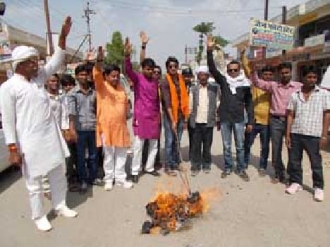 Effigy of the state government blew Bajayumo