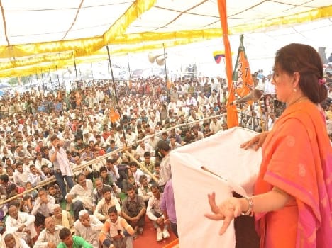hemamalini addressing kisan sabha at mathura