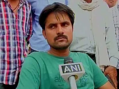 After Gajendra's death fingers getting up on his letter 