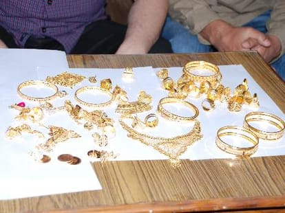 gold of lakh rupees found in police raid