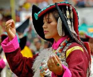 women will welcome tourists in leh