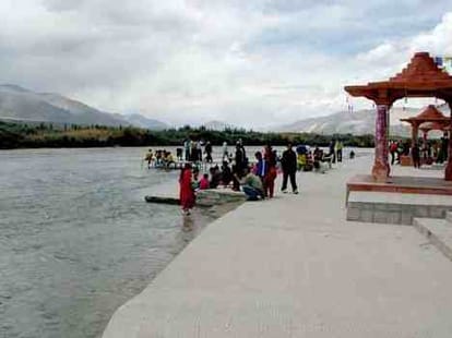 women will welcome tourists in leh