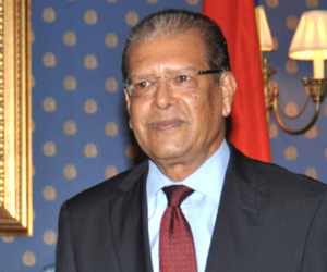 Mauritian President Rajkeshhwar watching the Bhakra Dam.
