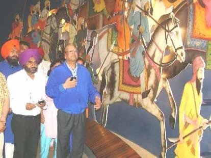 Mauritian President Rajkeshhwar watching the Bhakra Dam.