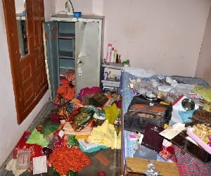 police has arrested three persons in madhuvan enclave dacoity