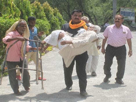 Legislators rushed to the elderly lap