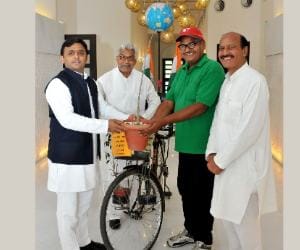 CM Akhilesh Yadav awarded five lakh to Heeralal.