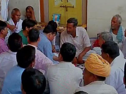 AAP leader sanjay singh reached at gajendra singh place