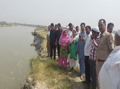 The sharp edge of the Ganges Two teenagers Dubin