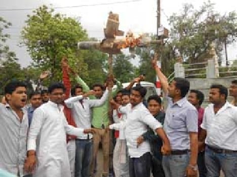 students set fire of the effigy of CMO