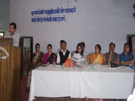 Do not discriminate in admission under RTE students