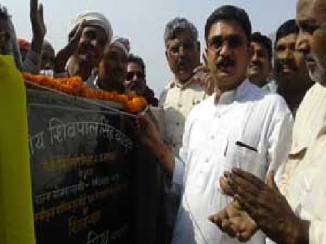  Minister laid the foundation stone of the bridge
