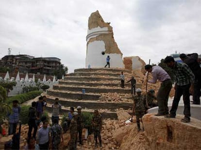 earthquake in nepal, dharahara building collapsed