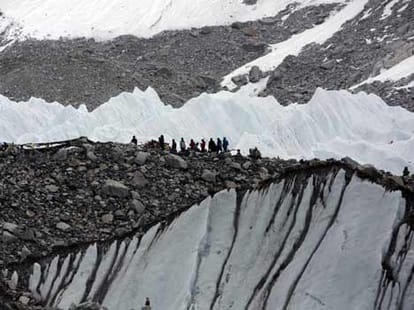Everest base camp avalanche destroyed, 13 dead