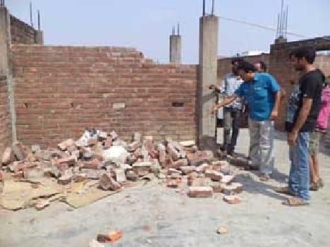 People in panic Graron walls Drkin