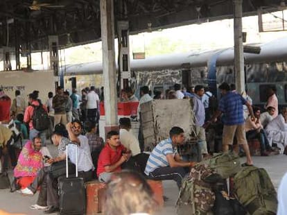 Passengers run away from train due to earthquake