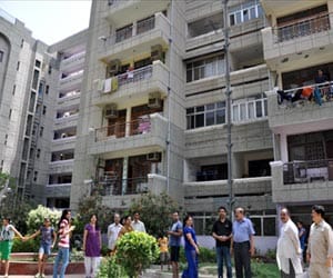 Earthquakes shake again Noida, frightened people