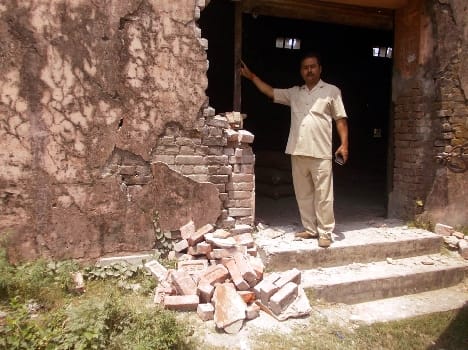 Palia wall of the warehouse market in the shock of the earthquake Drki