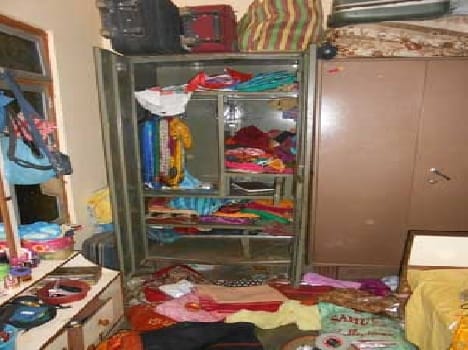 Teacher's home to three lakh theft
