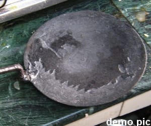 women thrown hot frying pan on his mother in law in kangra.