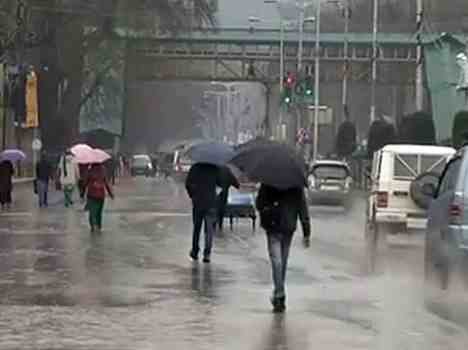 heavy rain lashes in kashmir valley 