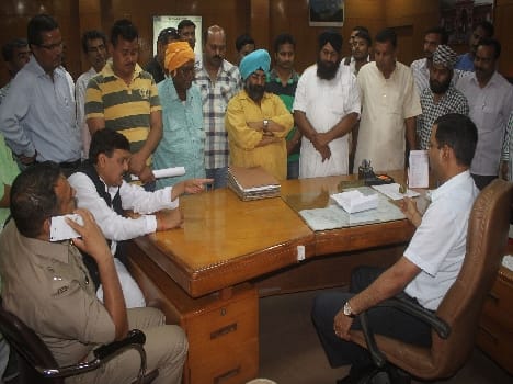 BJP workers pay compensation of a thousand raging