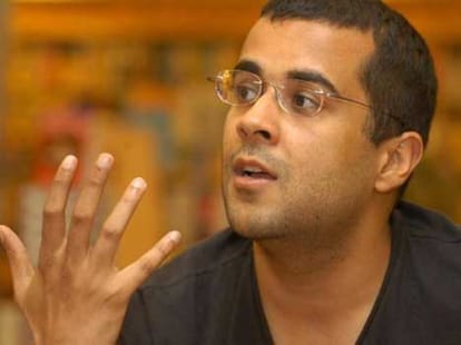 twitter war between chetan bhagat and twinkle