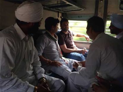 congress 'yuvraj' rahul gandhi in punjab to encourage farmer