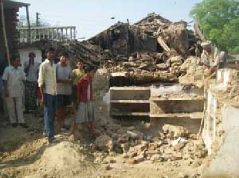 Raw ancestral houses collapsed, the family homeless