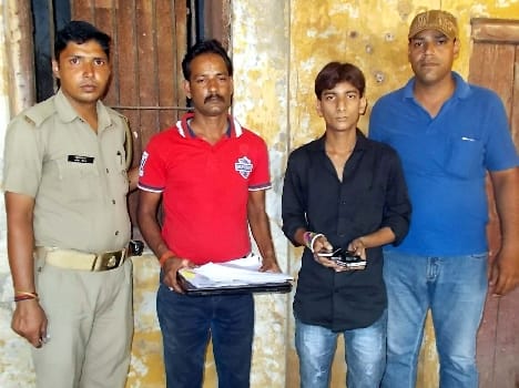 Police station, the police arrested two high-tech stock-eagle