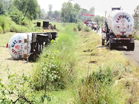 Gas tanker overturned, scattering caused by leakage