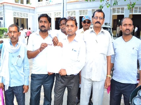Sudama Prasad Pasudama offerings in against the school management