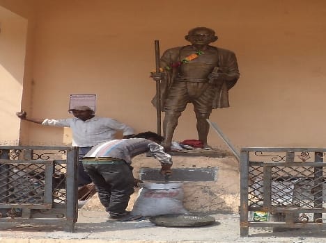 Swaraj Bhavan Gandhi's Adam standing in front of the statue