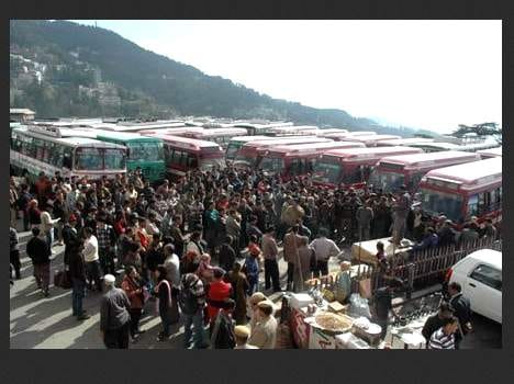 shortege of buses in shimla caused problem to people.