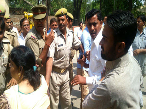 sapa activist beaten police man in kanpur farukhabad